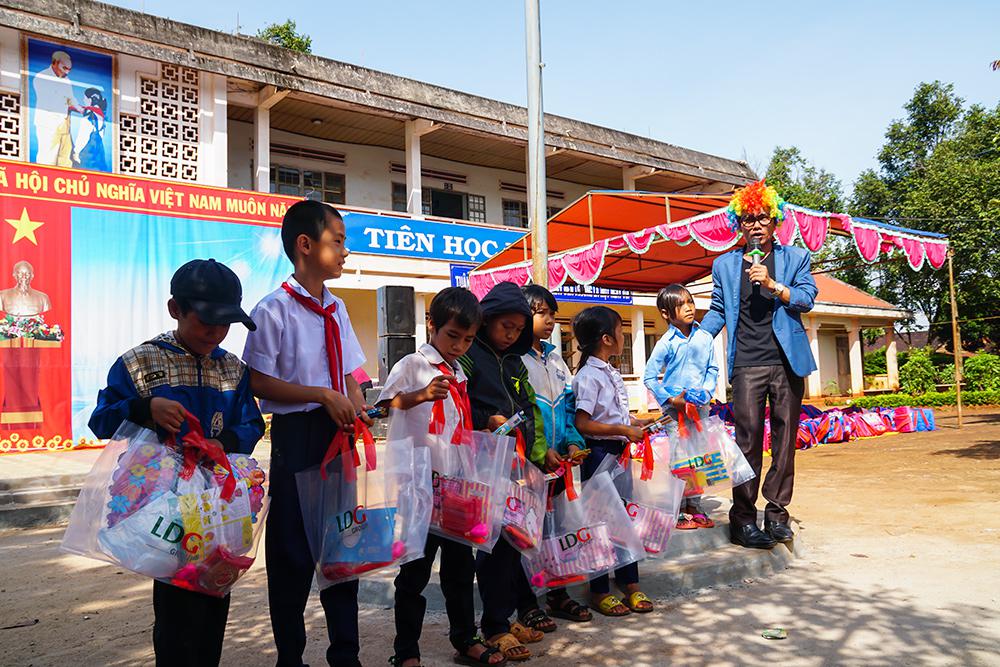 LDG Group hỗ trợ học sinh Chư Sê (Gia Lai) đến trường
